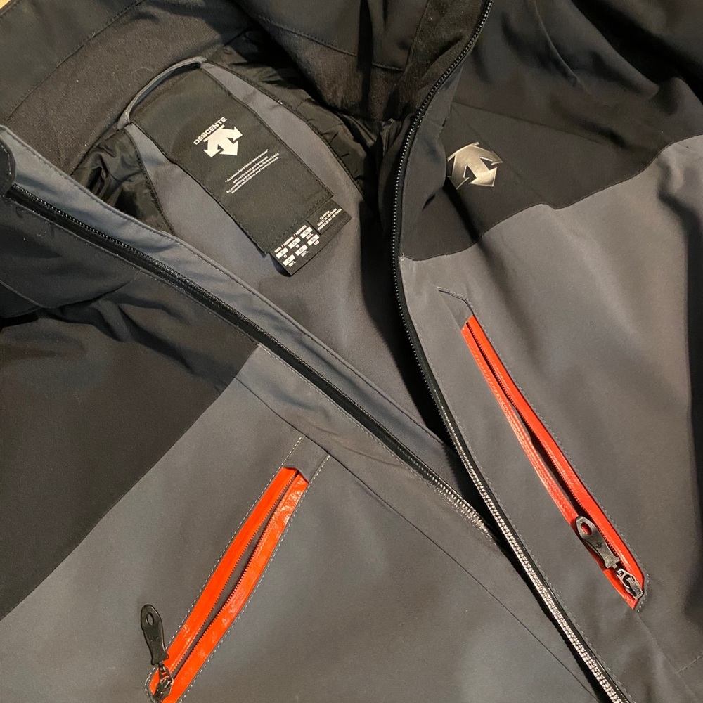 Descente ski jacket - medium - excellent condition
